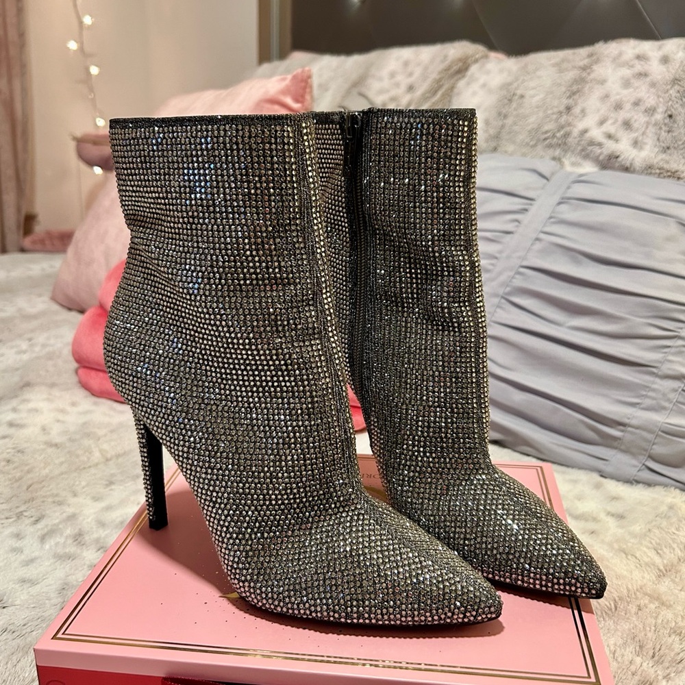 Sparkly Silver Heeled Boots 🪩🫧